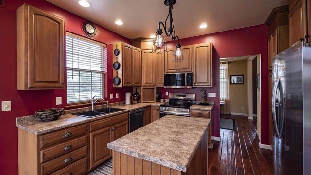 660 SUNSET DRIVE, Waupaca, WI 54981