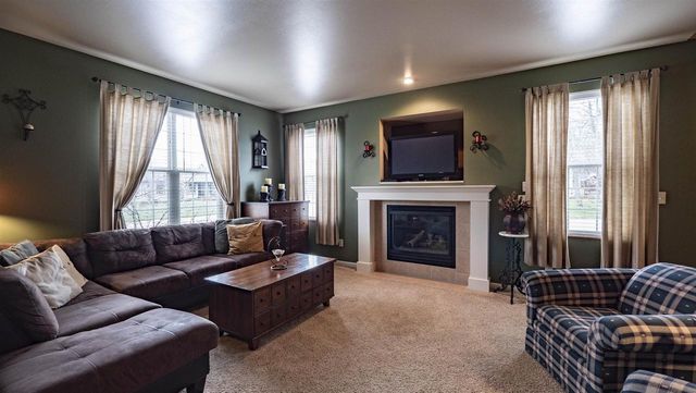 660 SUNSET DRIVE, Waupaca, WI 54981