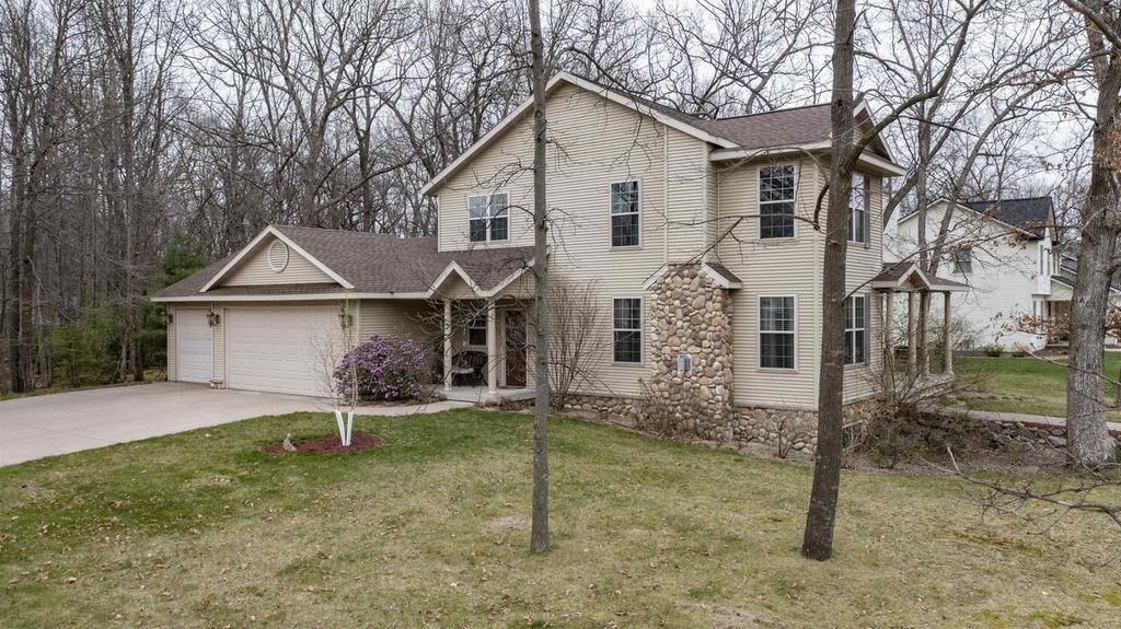 660 SUNSET DRIVE, Waupaca, WI 54981
