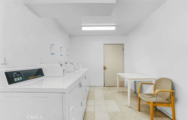 13042 Riverside Dr, Sherman Oaks, CA 91423