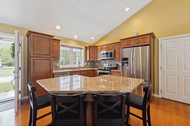 3080 Club House Dr, Dighton, MA 02715