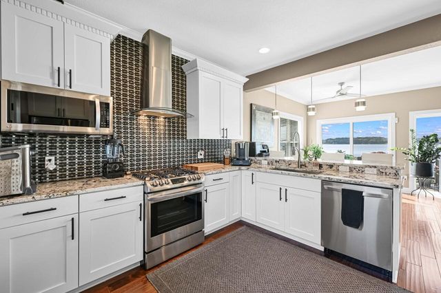 616 Kopmeier DRIVE, Pewaukee, WI 53072