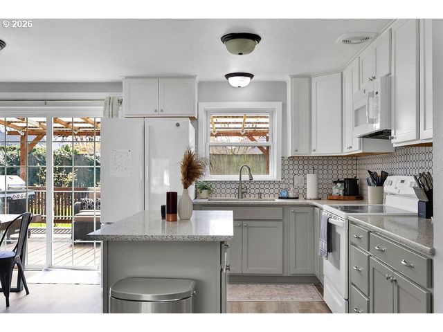 1533 SEQUOIA Ave, Springfield, OR 97477