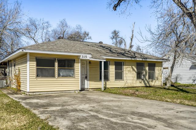 315 Acacia Street, Lake Jackson, TX 77566
