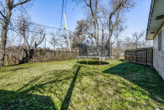315 Acacia Street, Lake Jackson, TX 77566