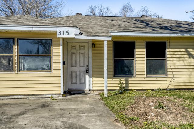 315 Acacia Street, Lake Jackson, TX 77566