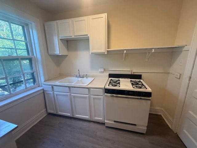 6348 13th Street B12, Berwyn, IL 60402