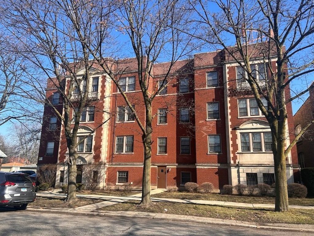 6348 13th Street B12, Berwyn, IL 60402