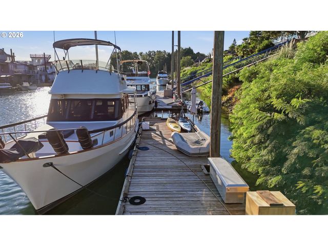 292 N LOTUS ISLE Dr, Portland, OR 97217