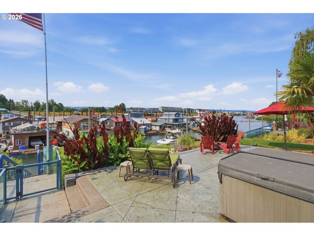 292 N LOTUS ISLE Dr, Portland, OR 97217