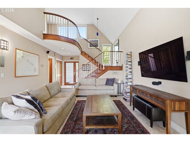 292 N LOTUS ISLE Dr, Portland, OR 97217