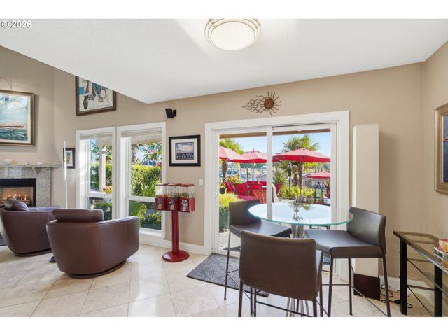 292 N LOTUS ISLE Dr, Portland, OR 97217