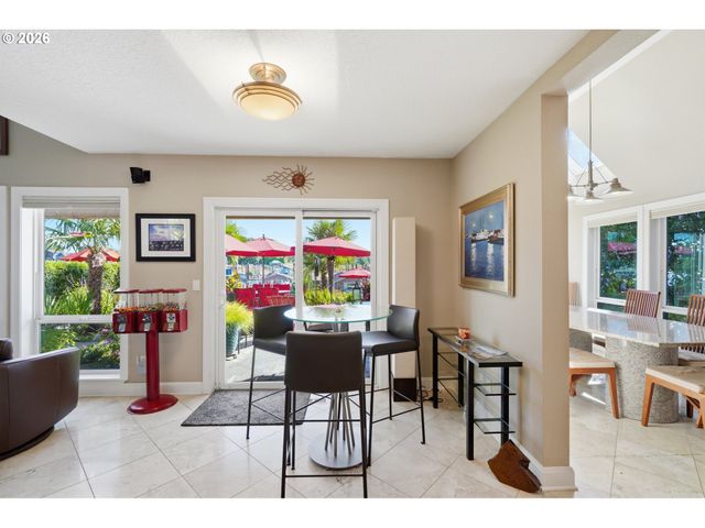292 N LOTUS ISLE Dr, Portland, OR 97217