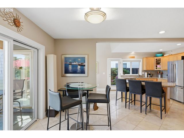 292 N LOTUS ISLE Dr, Portland, OR 97217