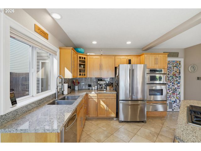 292 N LOTUS ISLE Dr, Portland, OR 97217