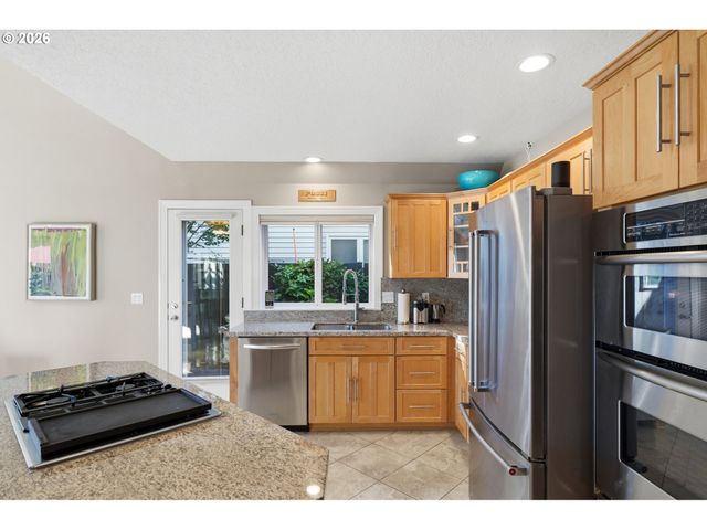 292 N LOTUS ISLE Dr, Portland, OR 97217
