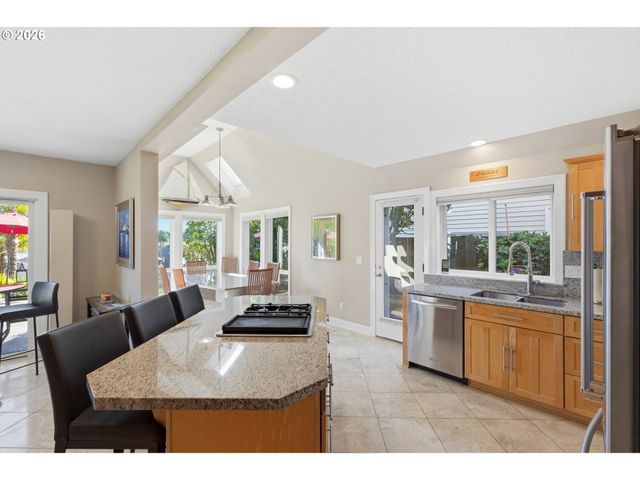 292 N LOTUS ISLE Dr, Portland, OR 97217