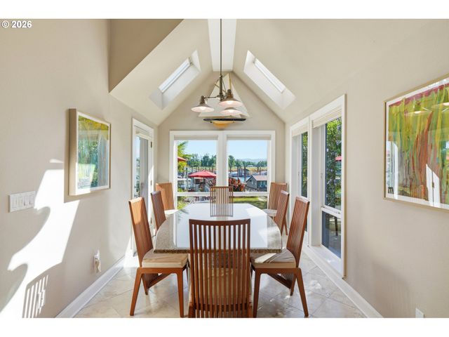 292 N LOTUS ISLE Dr, Portland, OR 97217
