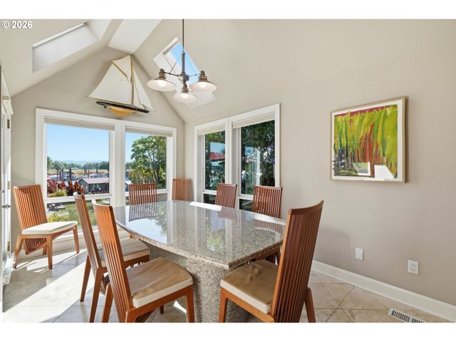 292 N LOTUS ISLE Dr, Portland, OR 97217