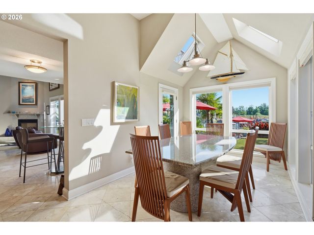 292 N LOTUS ISLE Dr, Portland, OR 97217