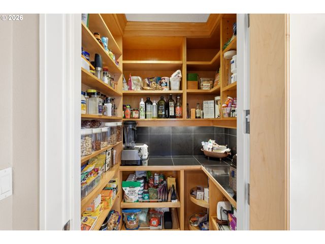 292 N LOTUS ISLE Dr, Portland, OR 97217