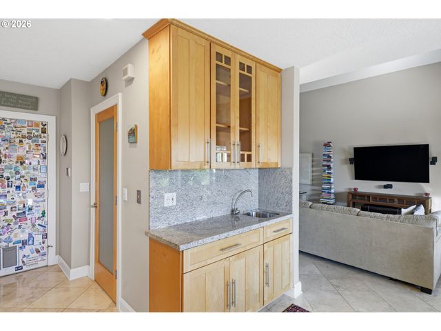 292 N LOTUS ISLE Dr, Portland, OR 97217