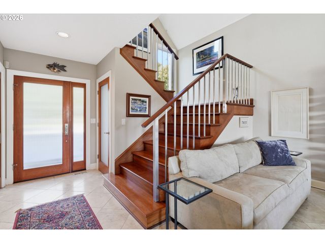 292 N LOTUS ISLE Dr, Portland, OR 97217
