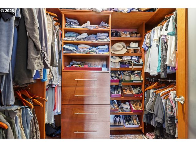 292 N LOTUS ISLE Dr, Portland, OR 97217