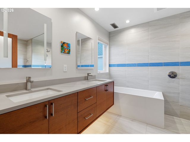 292 N LOTUS ISLE Dr, Portland, OR 97217