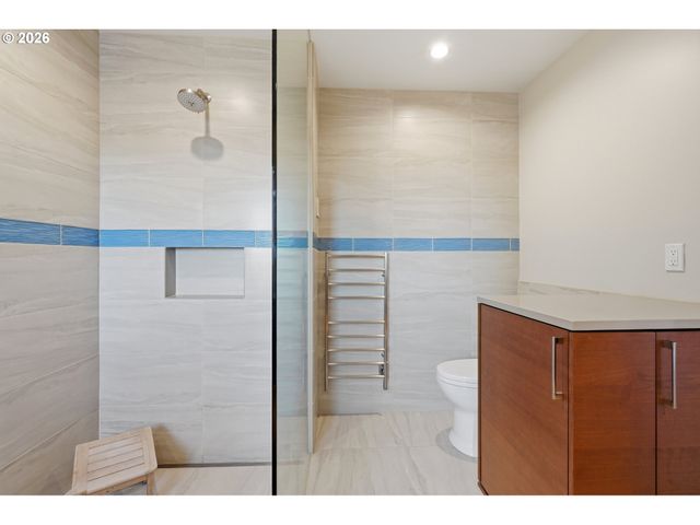 292 N LOTUS ISLE Dr, Portland, OR 97217