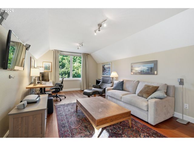 292 N LOTUS ISLE Dr, Portland, OR 97217