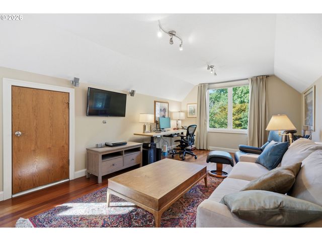 292 N LOTUS ISLE Dr, Portland, OR 97217