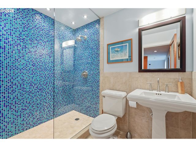 292 N LOTUS ISLE Dr, Portland, OR 97217