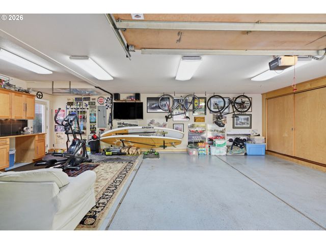 292 N LOTUS ISLE Dr, Portland, OR 97217