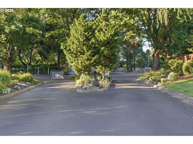 292 N LOTUS ISLE Dr, Portland, OR 97217