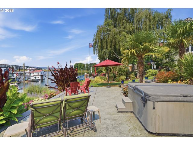 292 N LOTUS ISLE Dr, Portland, OR 97217