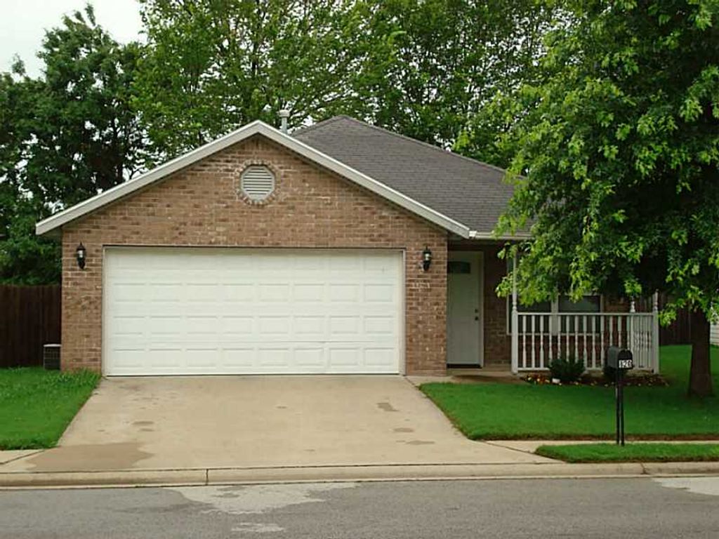 820 SE E Court, Bentonville, AR 72712