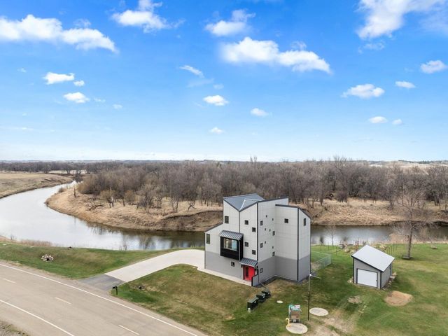 1800 Rivers Edge Dr SE, Minot, ND 58701
