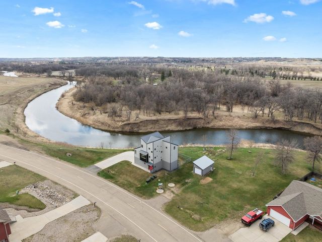 1800 Rivers Edge Dr SE, Minot, ND 58701