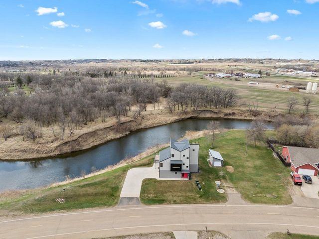 1800 Rivers Edge Dr SE, Minot, ND 58701