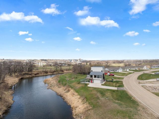 1800 Rivers Edge Dr SE, Minot, ND 58701