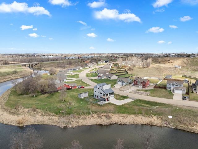 1800 Rivers Edge Dr SE, Minot, ND 58701