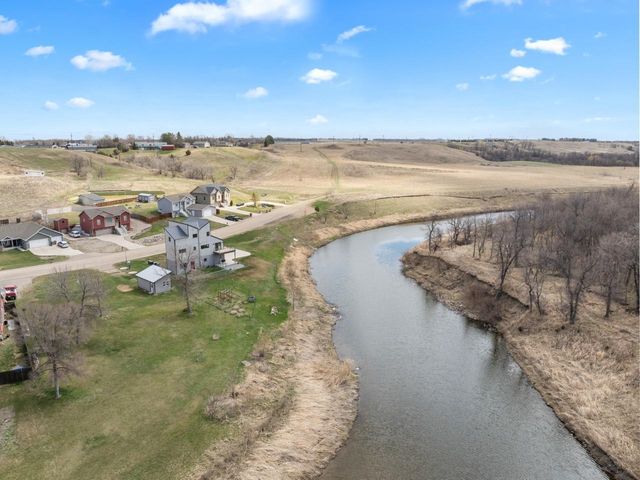 1800 Rivers Edge Dr SE, Minot, ND 58701