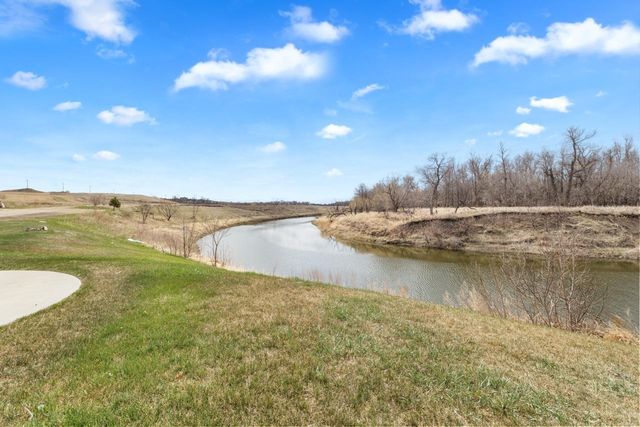 1800 Rivers Edge Dr SE, Minot, ND 58701