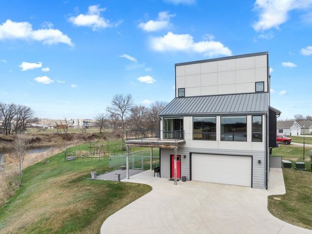 1800 Rivers Edge Dr SE, Minot, ND 58701