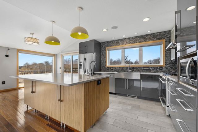 1800 Rivers Edge Dr SE, Minot, ND 58701