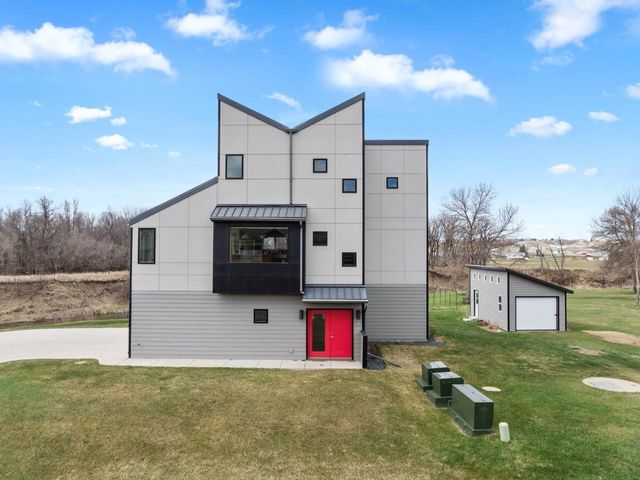 1800 Rivers Edge Dr SE, Minot, ND 58701