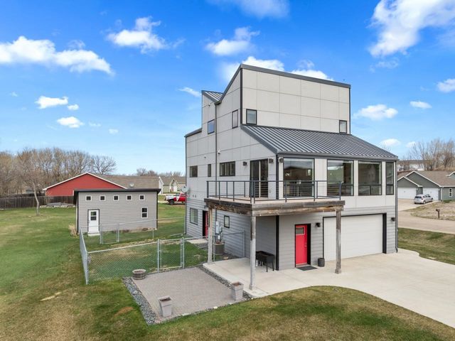1800 Rivers Edge Dr SE, Minot, ND 58701