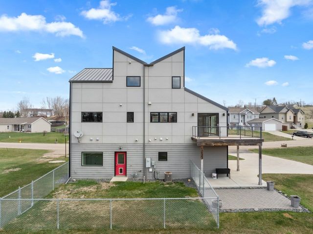 1800 Rivers Edge Dr SE, Minot, ND 58701