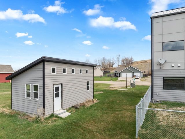 1800 Rivers Edge Dr SE, Minot, ND 58701
